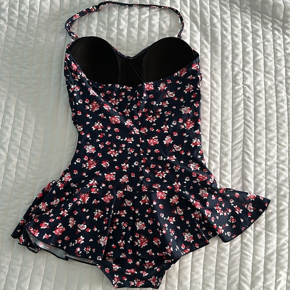 EUC Shaping one piece bathing suit - Picture 4 of 9